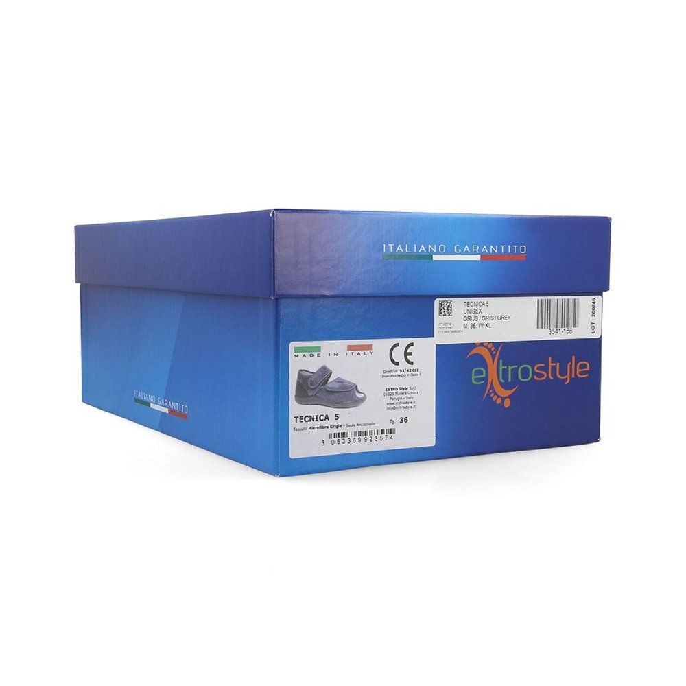 Blauwe schoenendoos met productafbeelding. Opschrift 'Tecnica 5'. CE-markering. Maat 36.