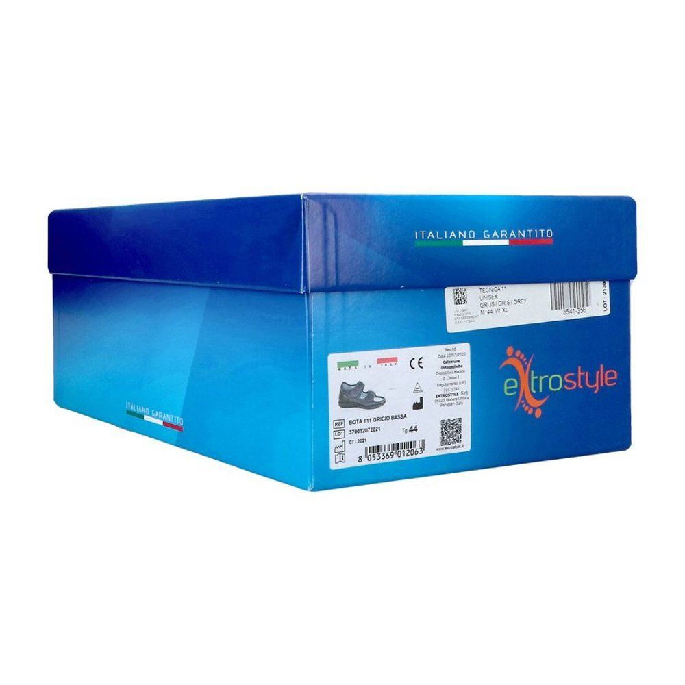 Boîte bleu et blanche avec sandale Bota Tecnica 11 Comfort. Texte: Italiano Garantito, Extrostyle, marquage CE, informations produit.