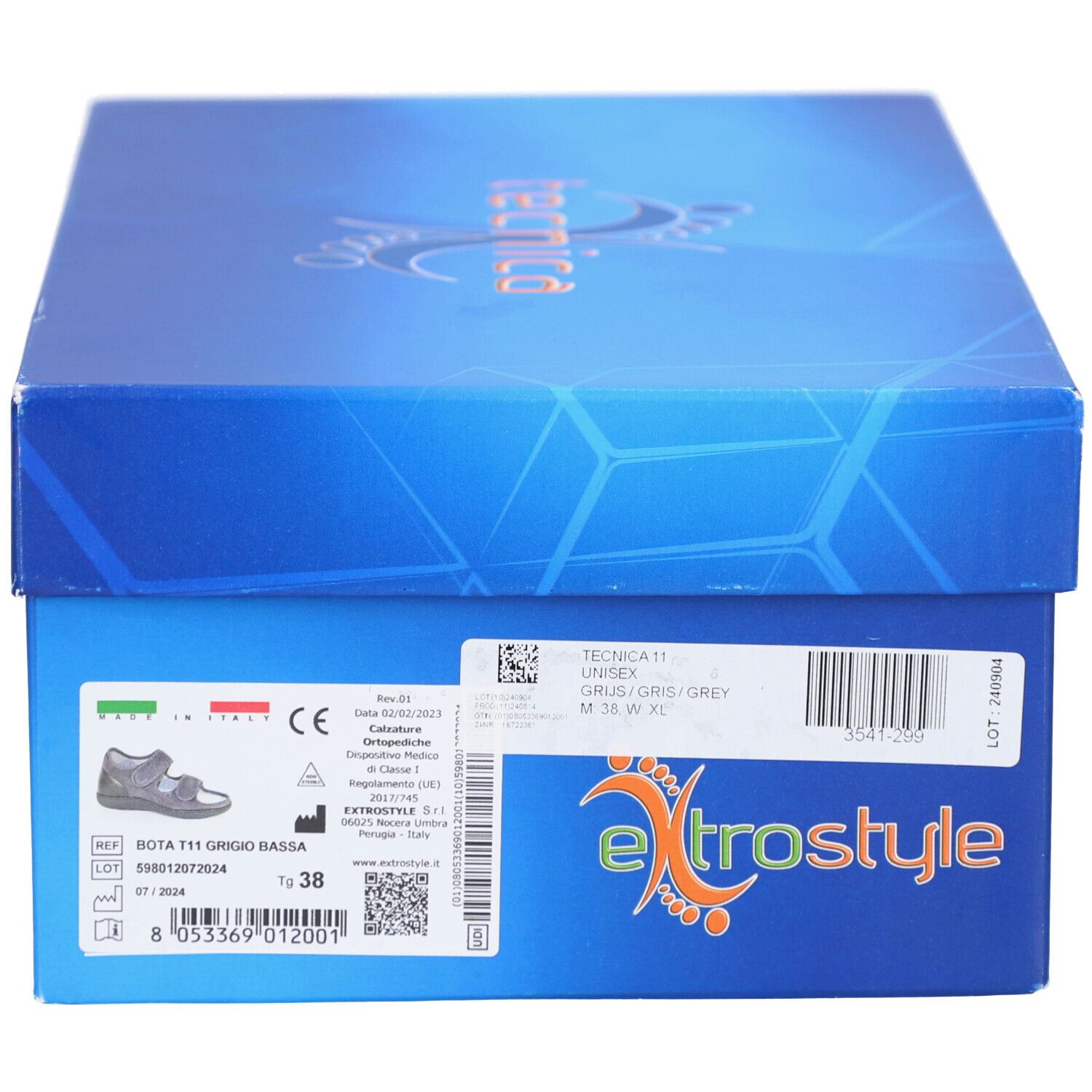 Boîte à chaussures bleue avec informations produit et marquage CE. Inscription: Bota 11 Comfort, taille 38.