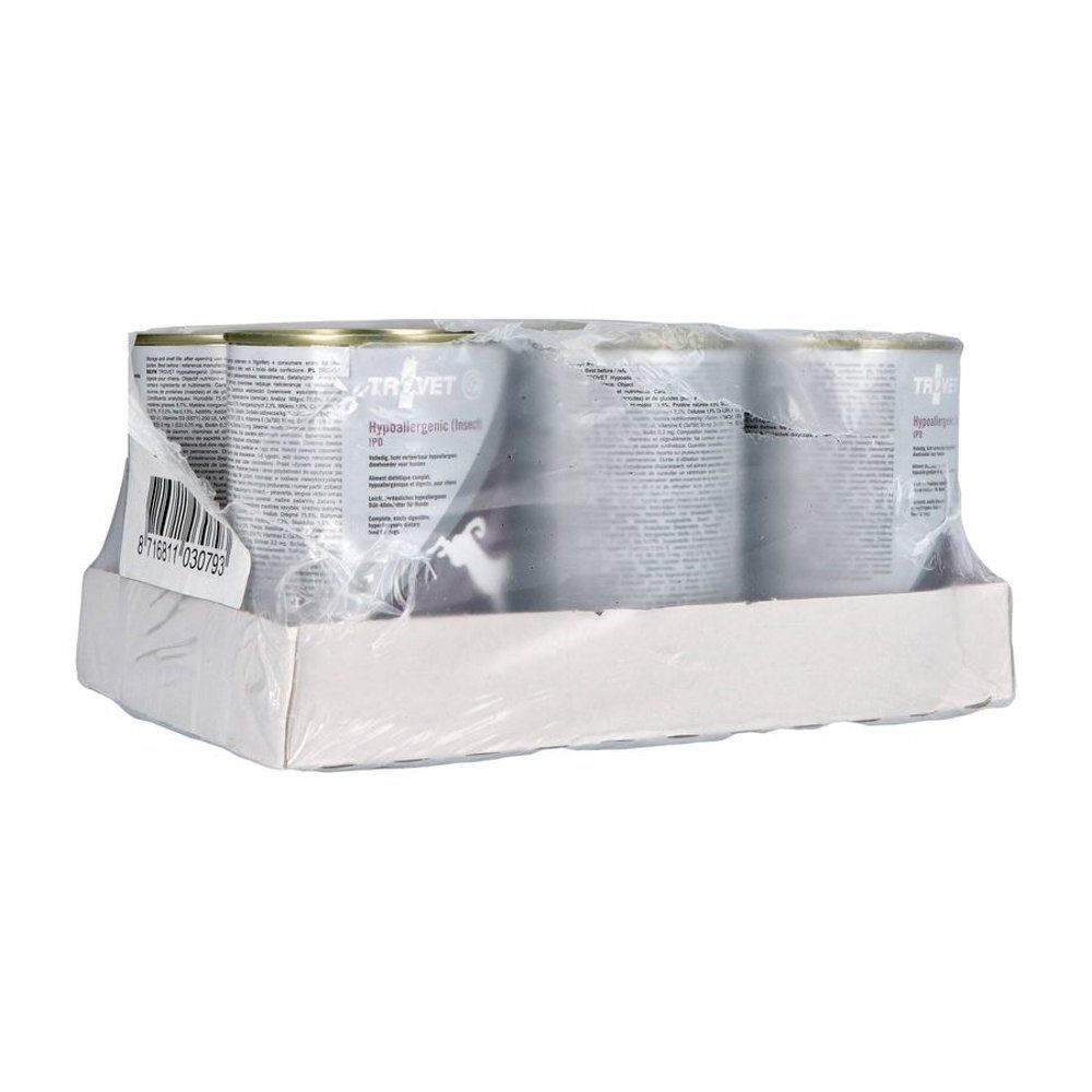 Emballage de six boîtes de nourriture pour animaux, emballées sous film plastique. Inscriptions illisibles sur les boîtes.