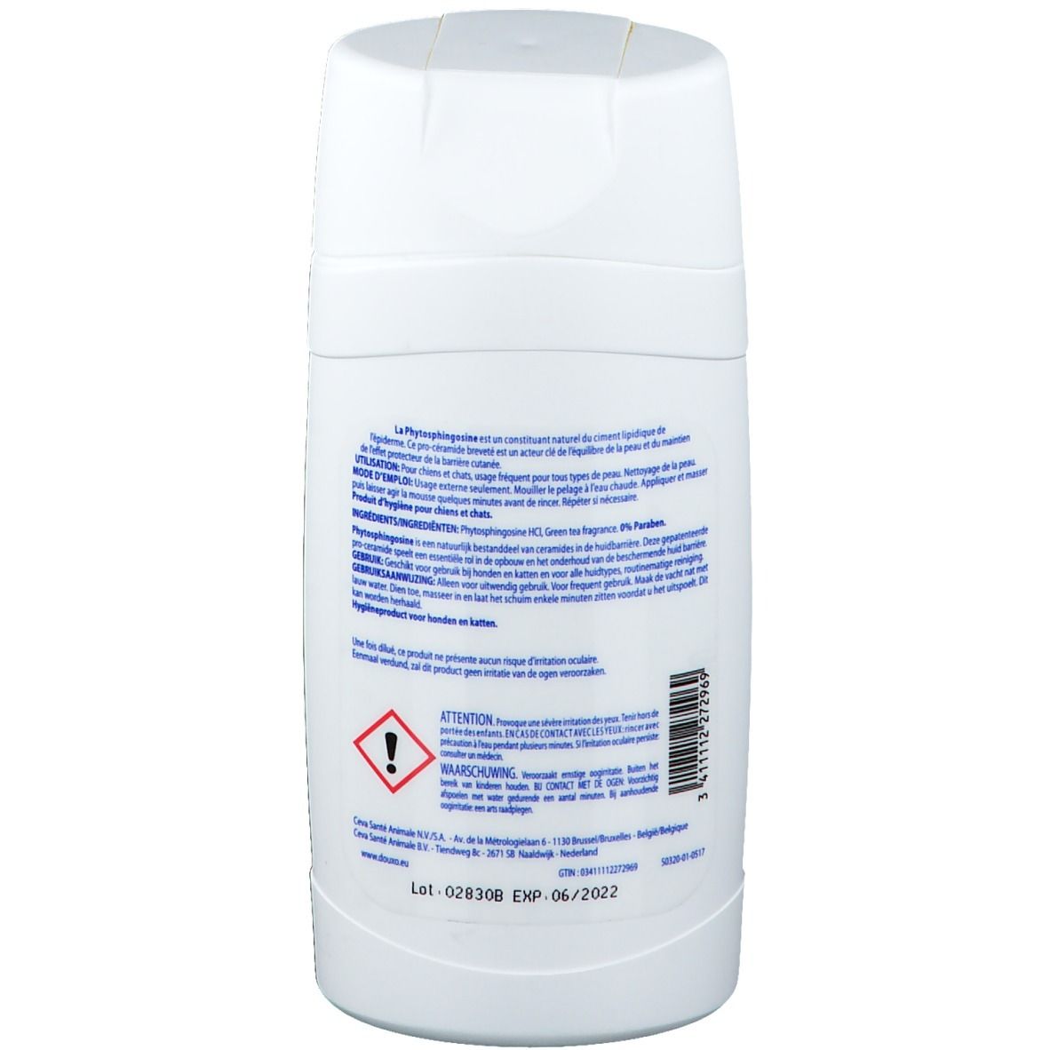 Achterkant van de witte shampoo fles met tekst en waarschuwingssymbolen. Bevat informatie over het product.