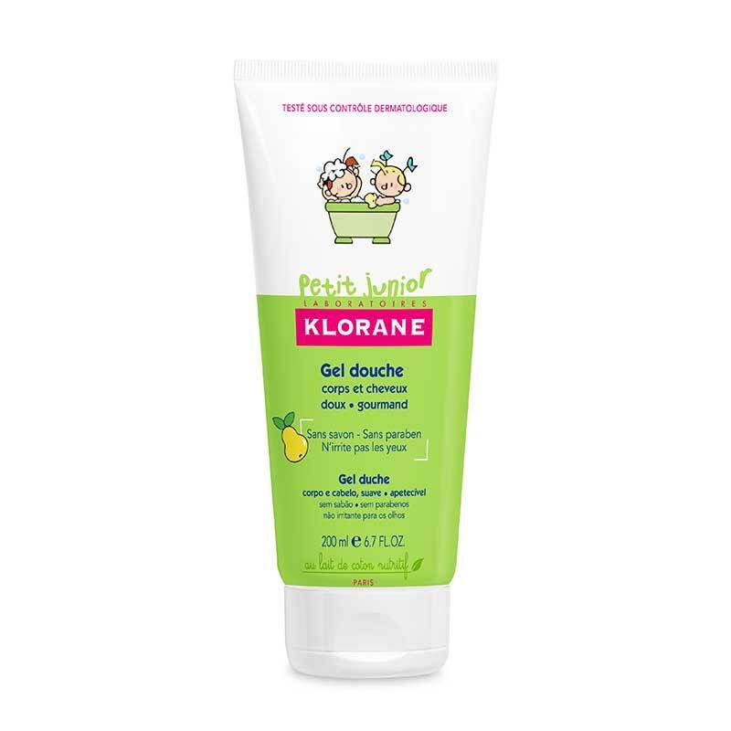 Groene tube KLORANE Petit Junior douchegel. Illustratie van kinderen en peer. Tekst: Gel douche, sans savon, 200ml.