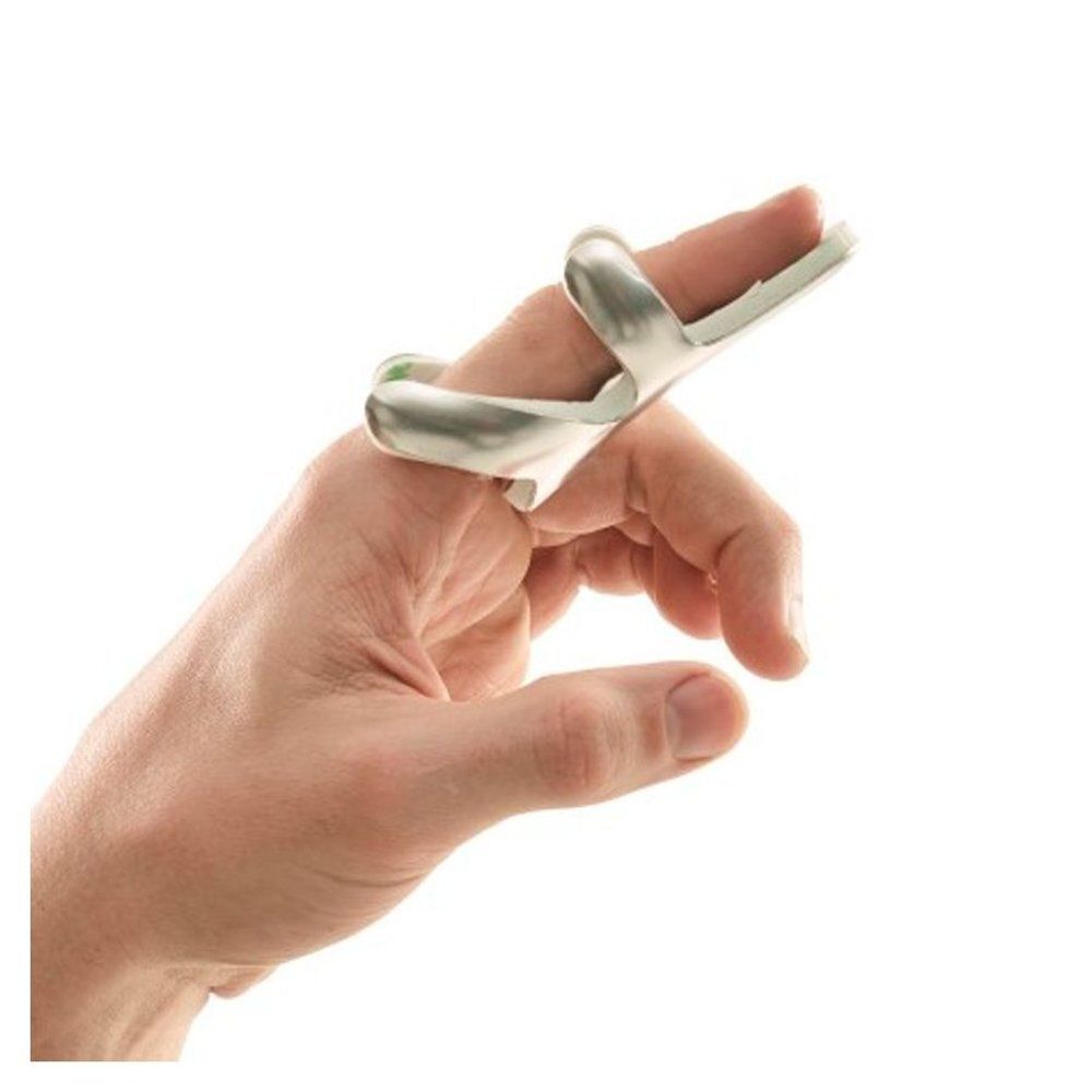 Zilverkleurige vingerorthese, gedragen op een vinger. Open ontwerp. Lichte omgeving.