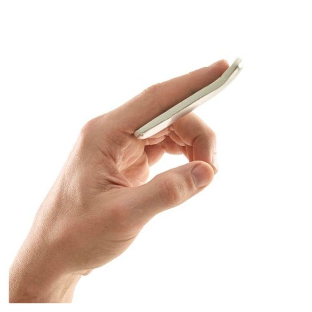 Witte vingerspalk op een vinger. De spalk is op de vinger geplaatst. Lichte achtergrond.