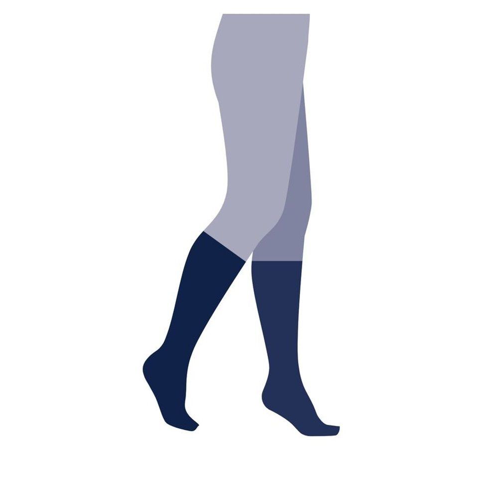 Bas de compression bleu foncé sur jambes. Vue latérale.