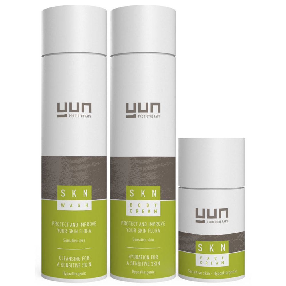 Drie witte flessen en een kleinere container. YUN SKN Therapy. Wasgel, bodycrème en gezichtscrème.