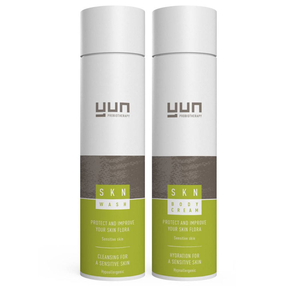 Twee witte flessen met bruine en groene accenten. Opschrift YUN. Producten: SKN Wash en SKN Body Cream. Tekst: Protect and improve your skin flora.