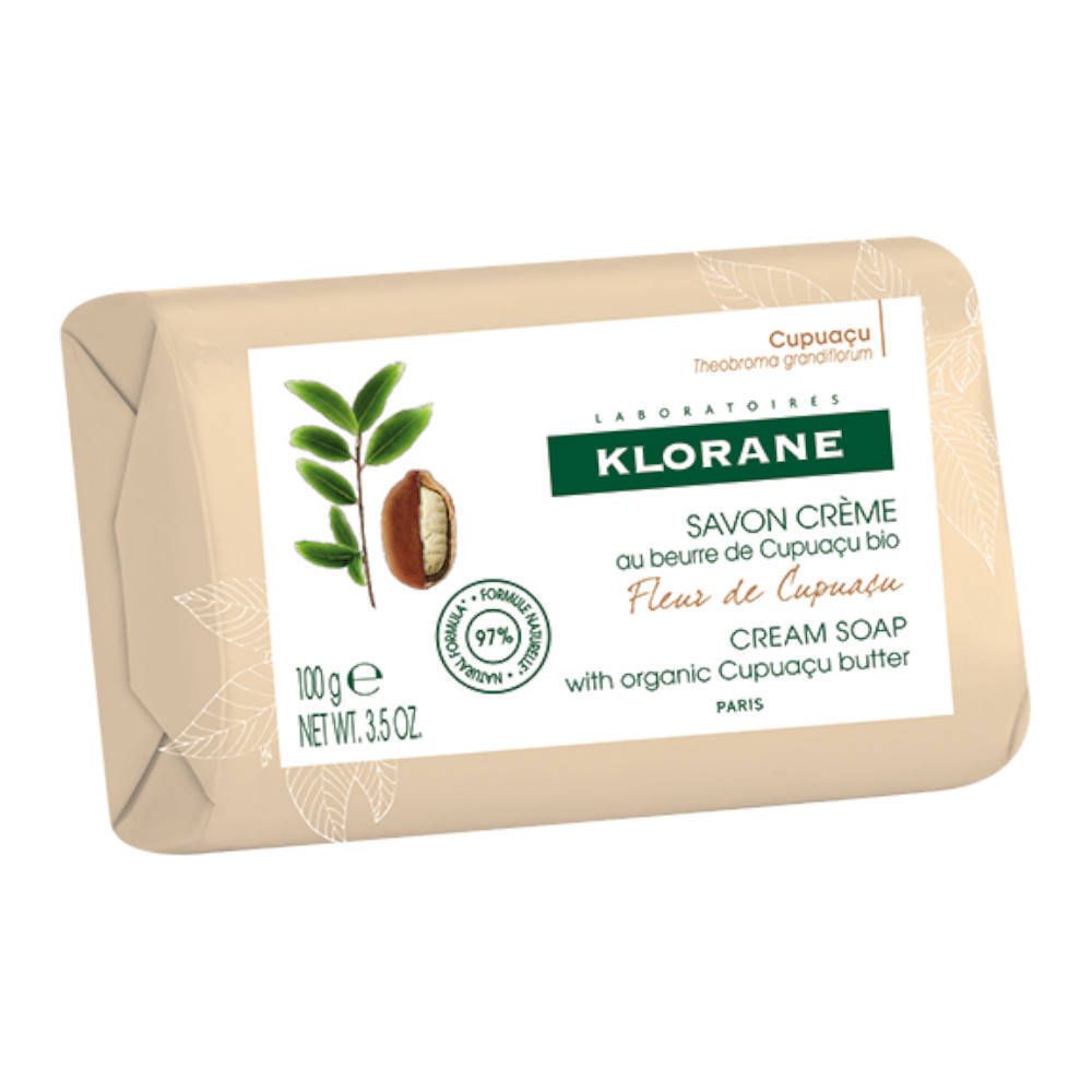 Zeep in papieren verpakking. Opschrift: Klorane, Savon Crème, Cupuacu-bloem. 97% natuurlijke formule.