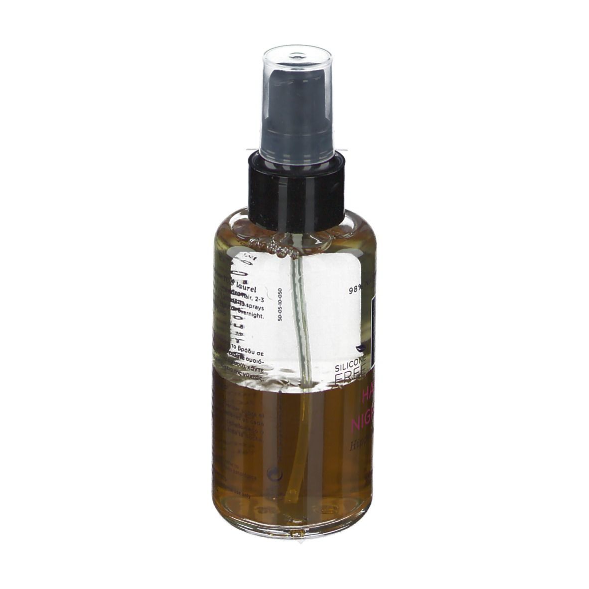 Achterkant van een spuitfles met bruine vloeistof. Zwarte sproeikop. Tekst op etiket.