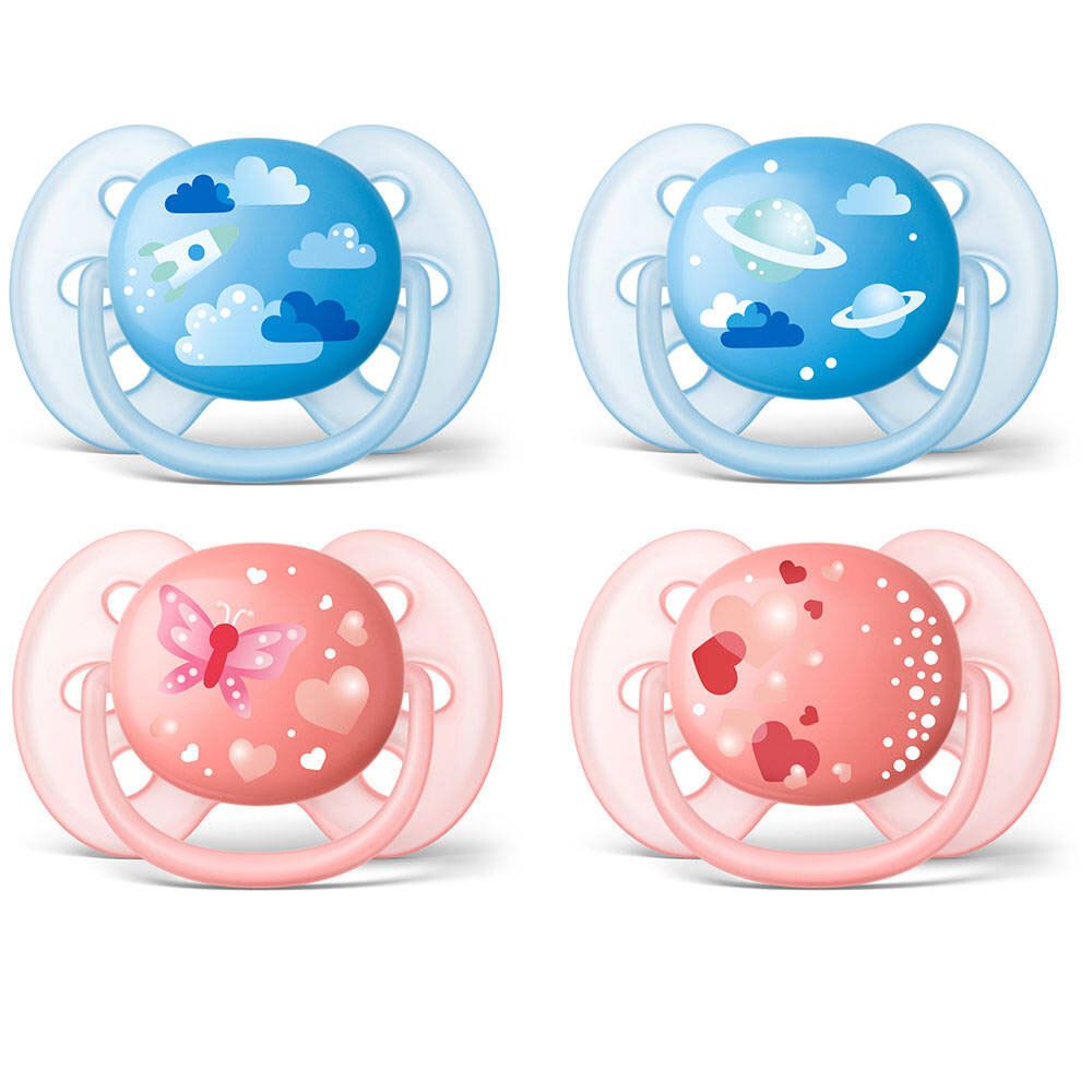 Vier fopspenen met kleurrijke motieven: wolken, ruimteschip, planeet, vlinder en harten. Blauwe en roze kleuren.