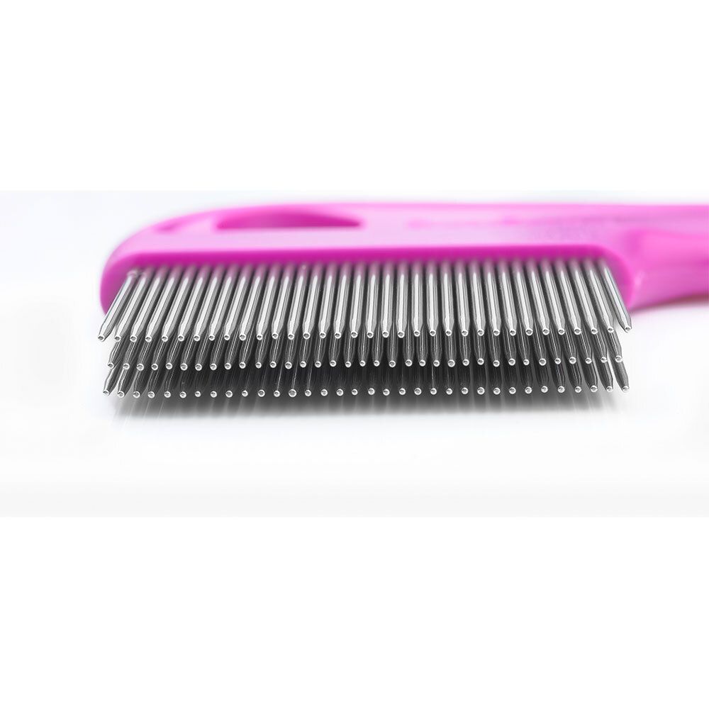Close-up van de metalen tanden van een paarse luizenkam. De tanden staan dicht op elkaar.