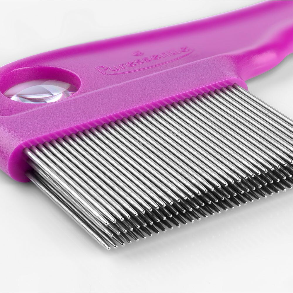 Close-up van de metalen tanden van een paarse luizenkam. De productnaam is zichtbaar.