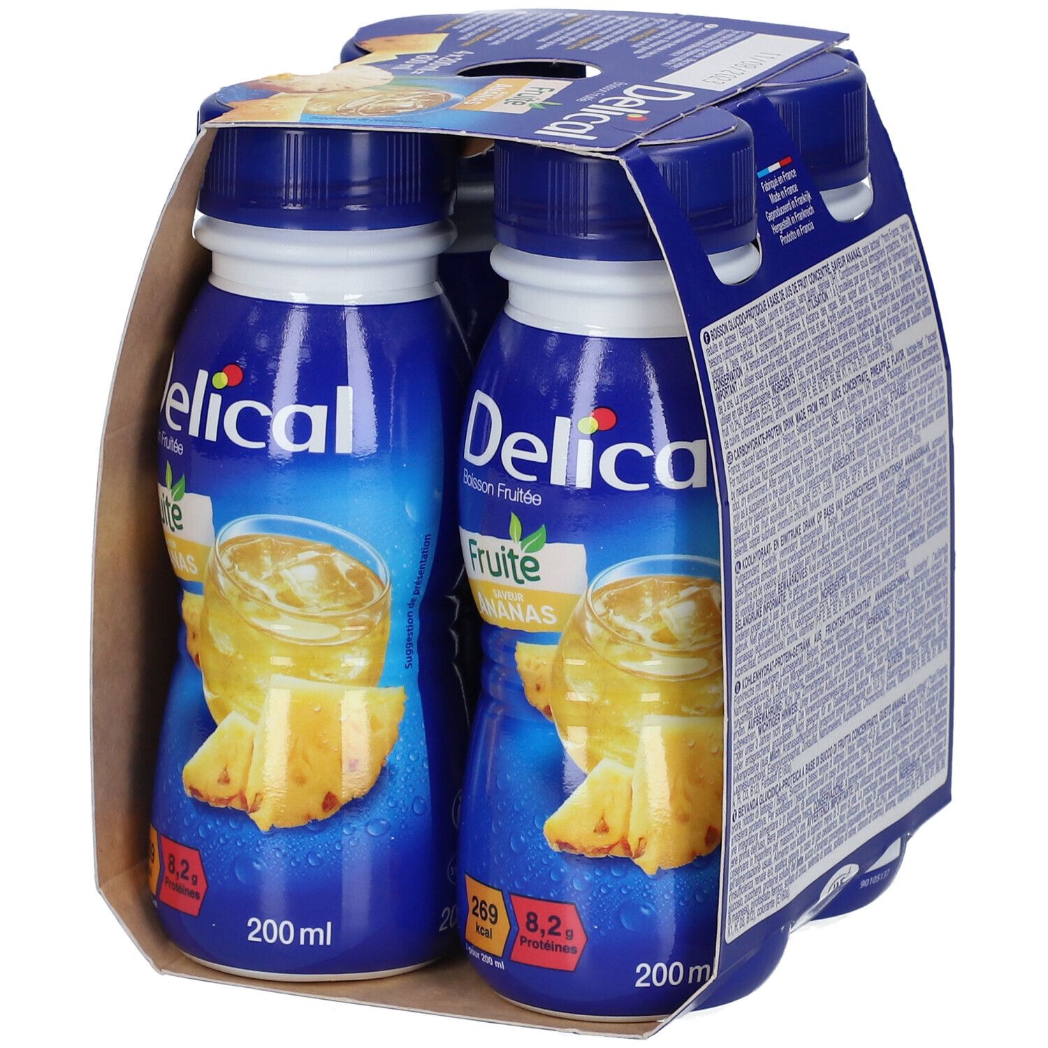 Emballage de quatre bouteilles Delical Boisson Fruitée Ananas. Bouteilles bleues avec étiquette jaune et illustration d'ananas. Emballage carton.