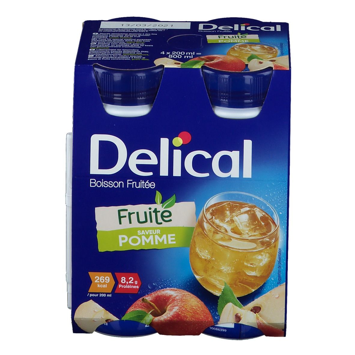 Emballage de quatre bouteilles de boisson fruitée. Bouteilles bleues avec étiquette "Delical". Illustration de pomme. Informations nutritionnelles.