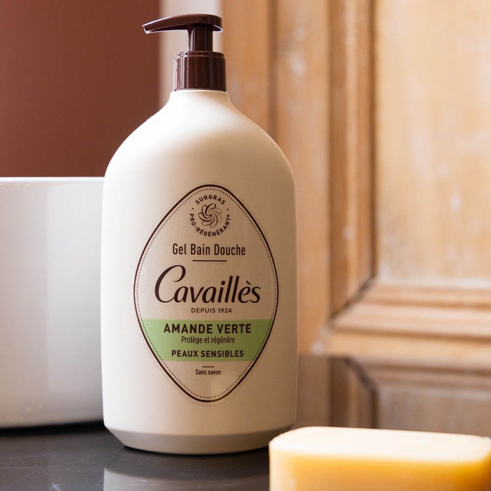 Beige fles met bruine pomp. Opschrift: Cavaillès, Groene Amandel, voor gevoelige huid. Zonder zeep.
