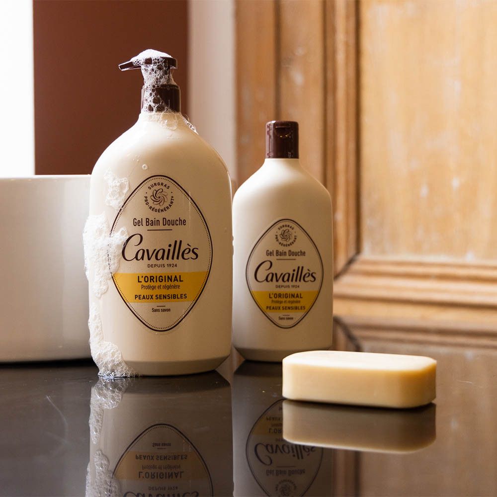 Twee flessen en een stuk zeep. Opschrift: Cavaillès, L'ORIGINAL, Peaux sensibles. Gel Bain Douche. Schuim.