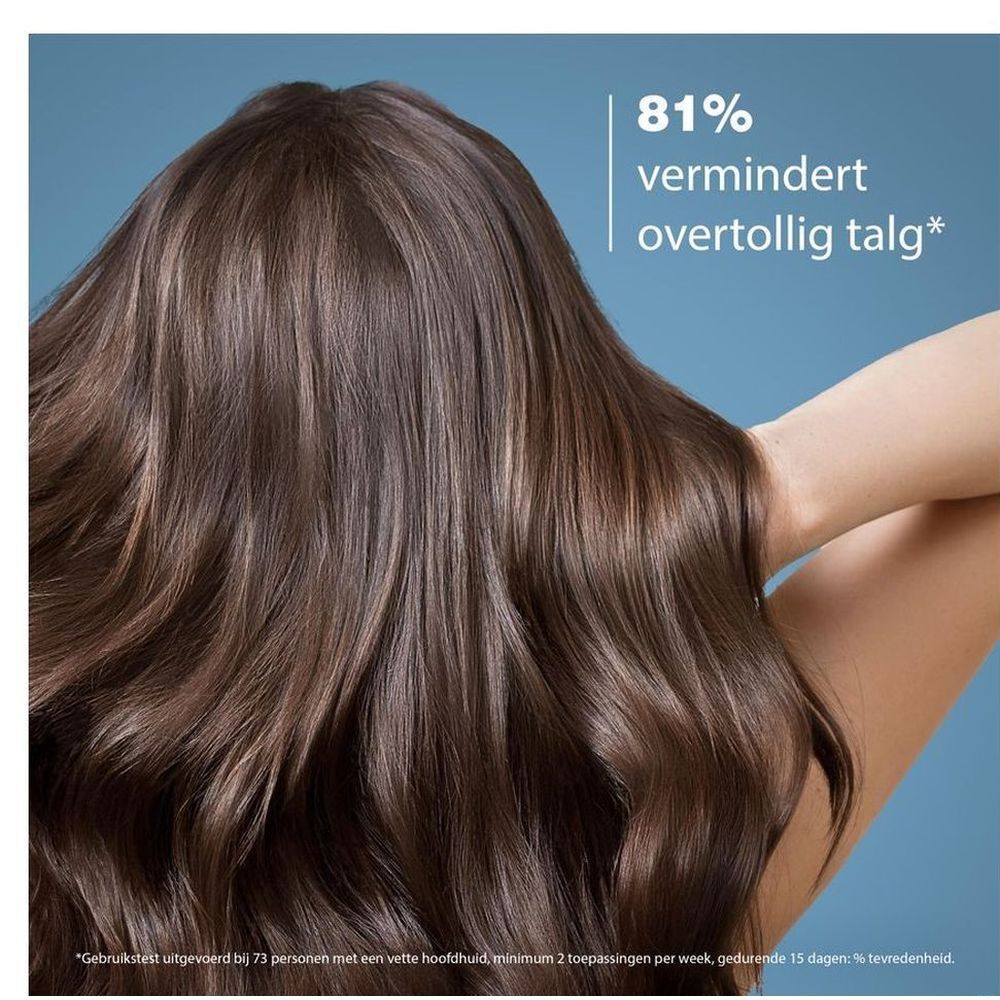 Achteraanzicht van glanzend haar. Tekst: 81% minder overtollig talg.