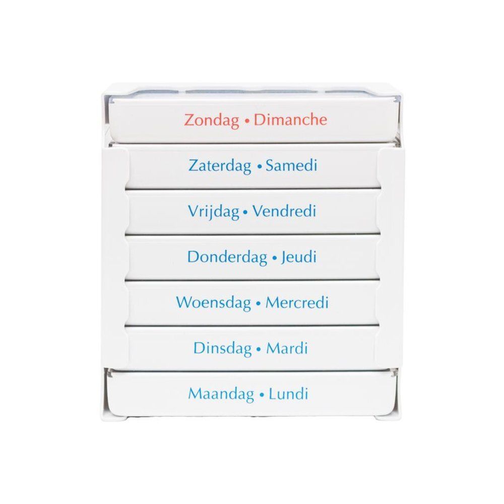 Witte pillendoos met zeven compartimenten. Opschriften: Zondag, Zaterdag, Vrijdag, Donderdag, Woensdag, Dinsdag, Maandag. Tweetalig.