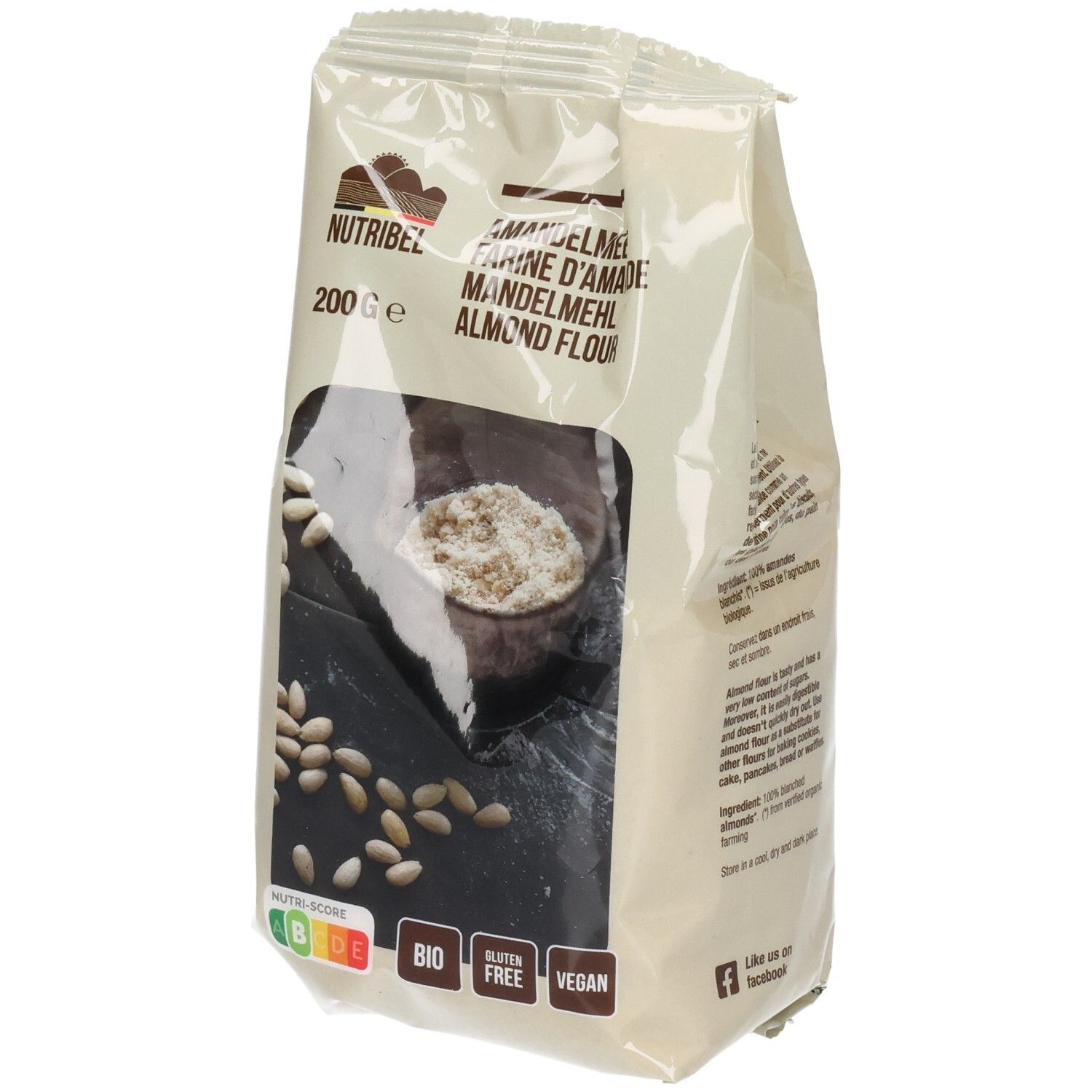 Sachet de farine d'amande. Inscriptions: Nutribel, 200g, Bio, Sans gluten, Vegan. Visible: farine d'amande, amandes, fond brun.