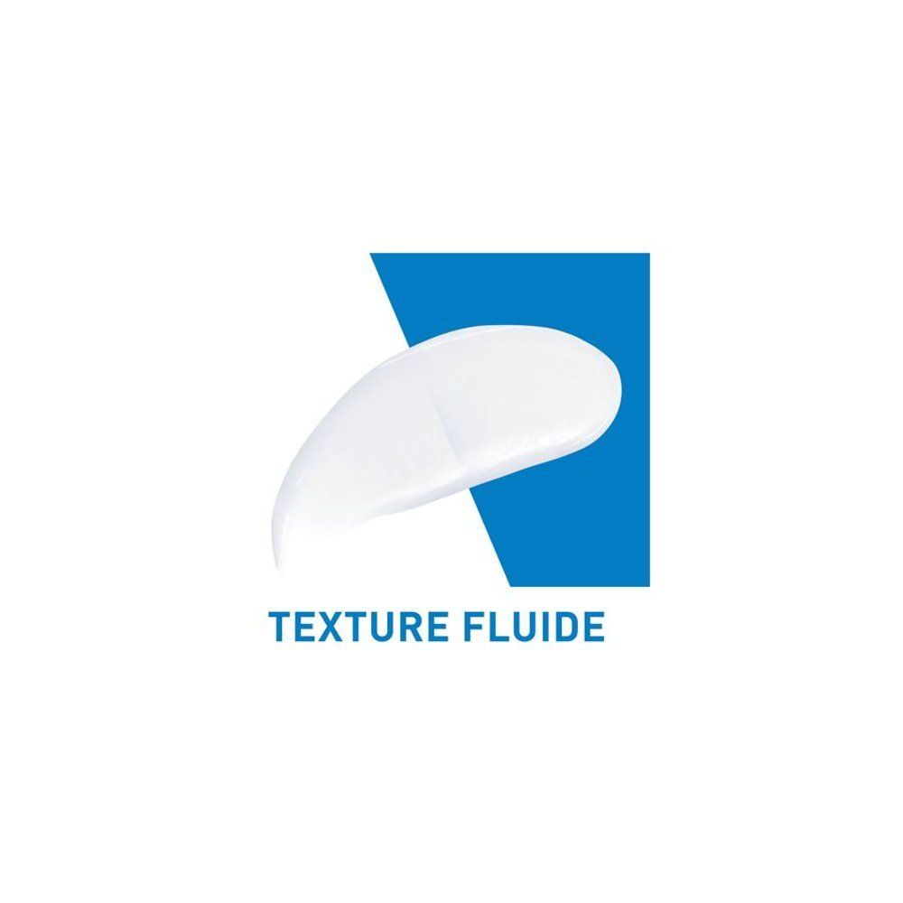 Échantillon de texture d'une crème fluide sur fond bleu.
