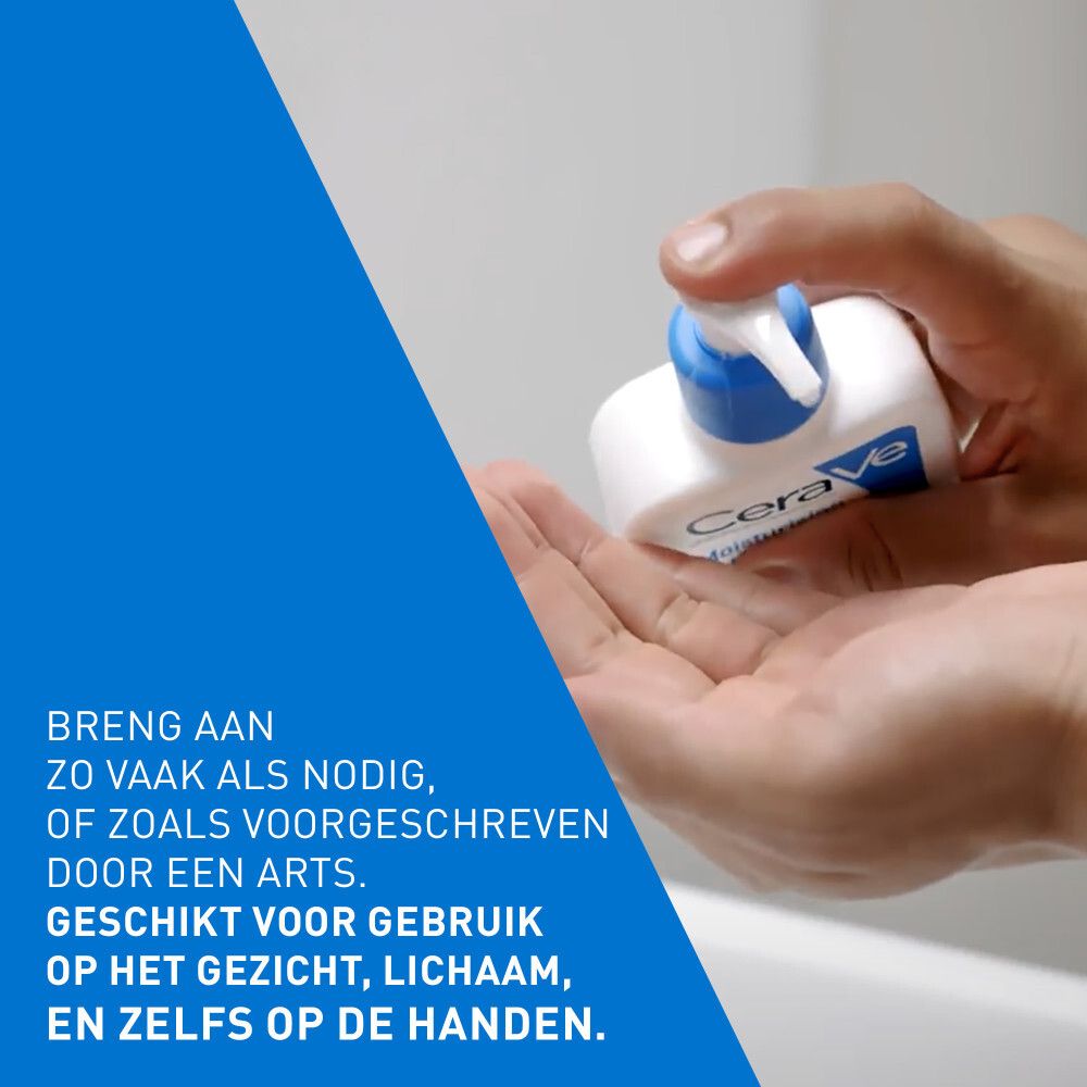 Persoon houdt een fles CeraVe Moisturising Lotion vast. Logo's: Non-Comédogène, Sans Parfum, Non-Gras.