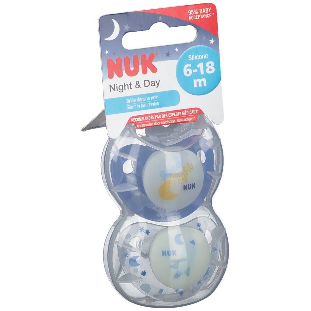Twee blauwe NUK fopspenen in verpakking. Maat 6-18 maanden. Siliconen. Nacht & Dag. Maan- en sterrenpatroon. 95% baby acceptatie.