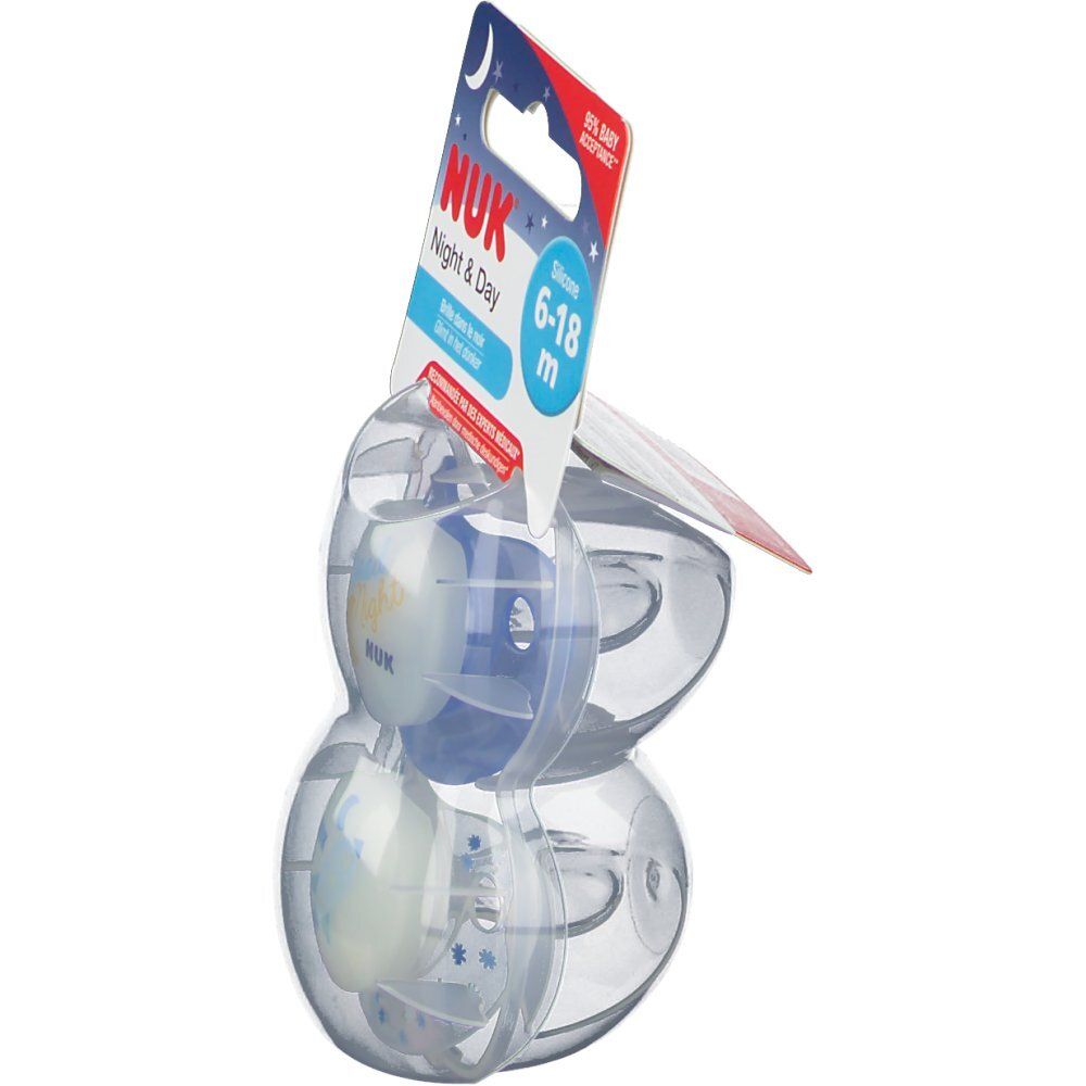 Zijaanzicht van de NUK fopspeenverpakking. Twee blauwe fopspenen. Maat 6-18 maanden. Nacht & Dag. Maan- en sterrenpatroon. Siliconen.