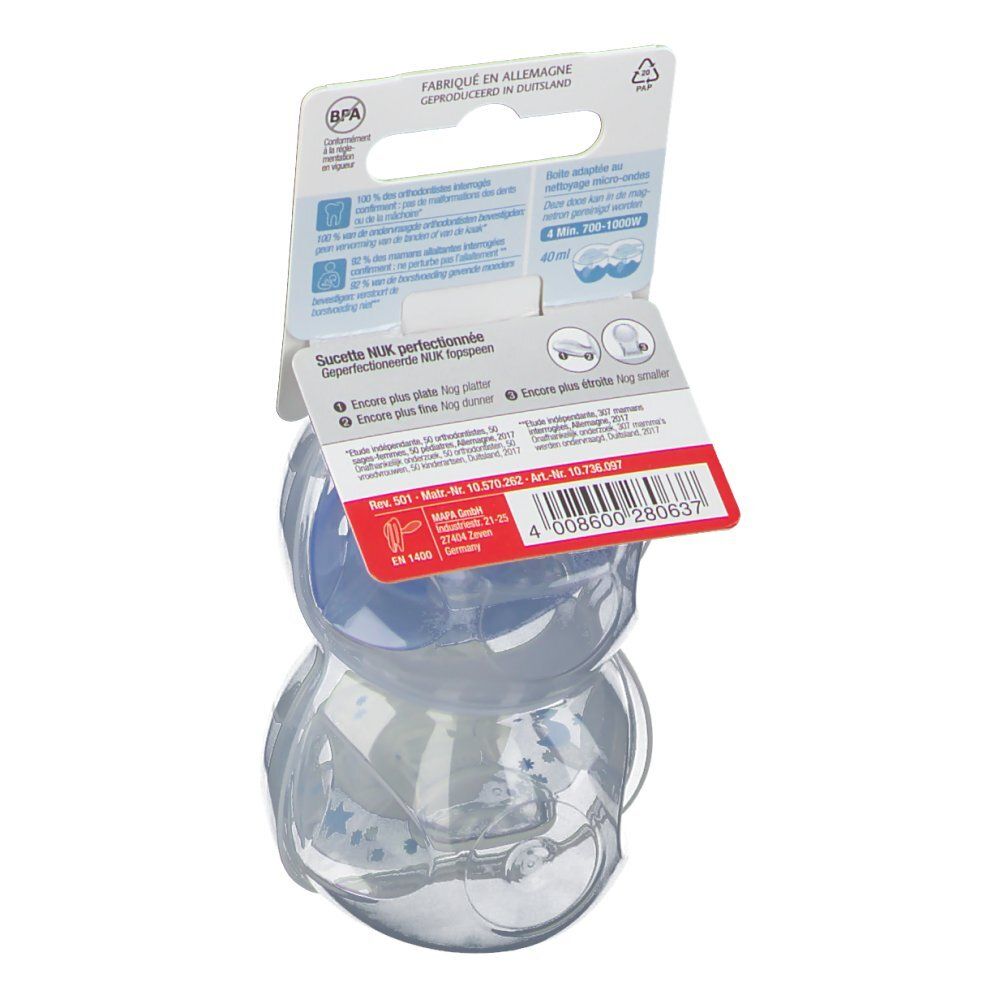 Achterkant van de NUK fopspeenverpakking. Twee fopspenen. Informatie over materialen en herkomst. Maat 6-18 maanden. BPA-vrij.