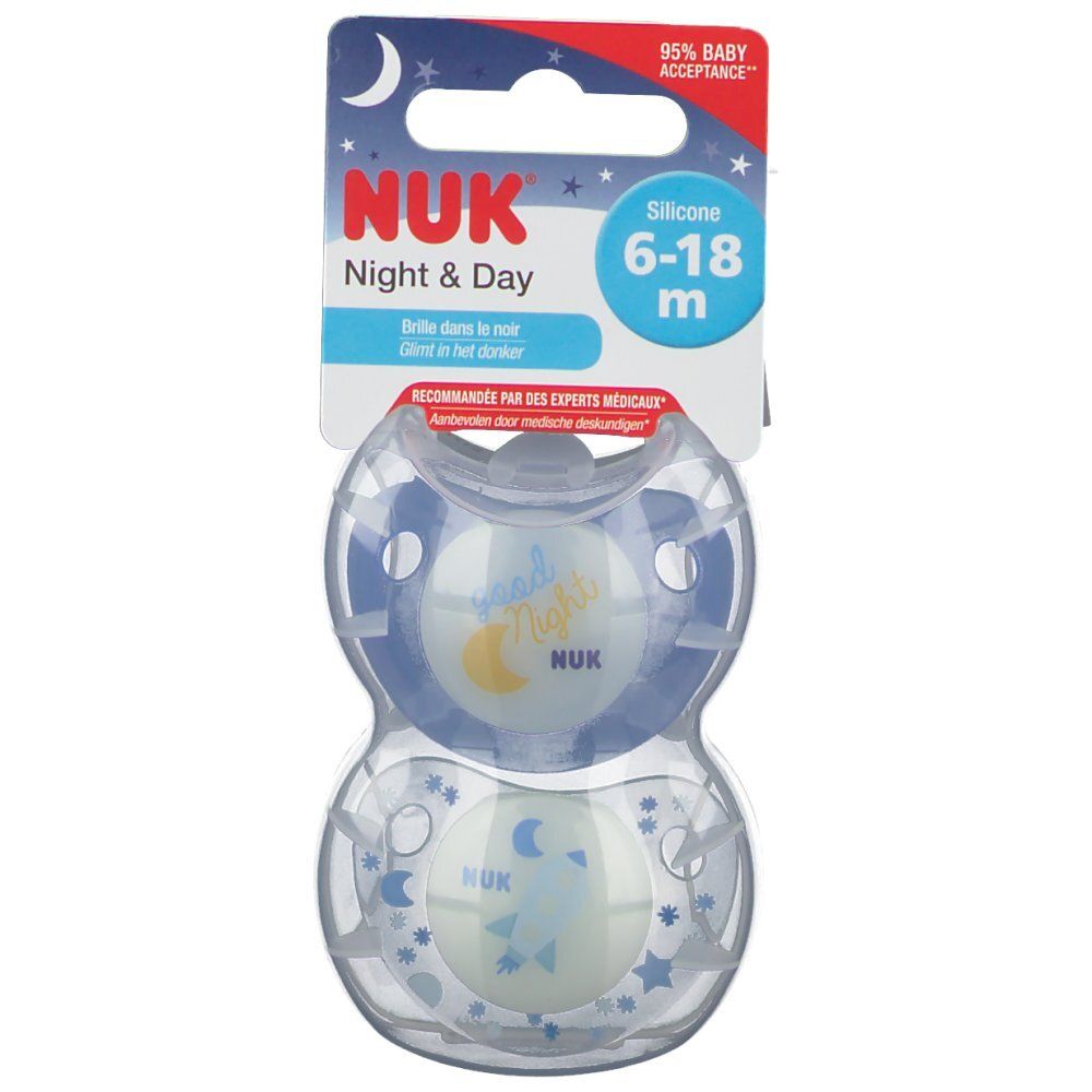 Twee blauwe NUK fopspenen in verpakking. Maat 6-18 maanden. Siliconen. Nacht & Dag. Maan- en sterrenpatroon. 95% baby acceptatie.