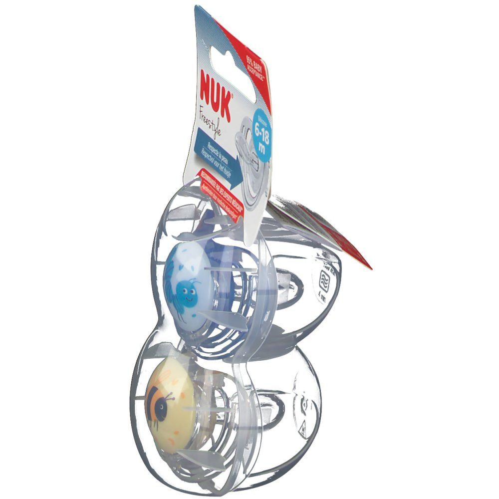 Verpakking met twee NUK Freestyle fopspenen. Blauwe en gele speen met dierenontwerp zichtbaar.