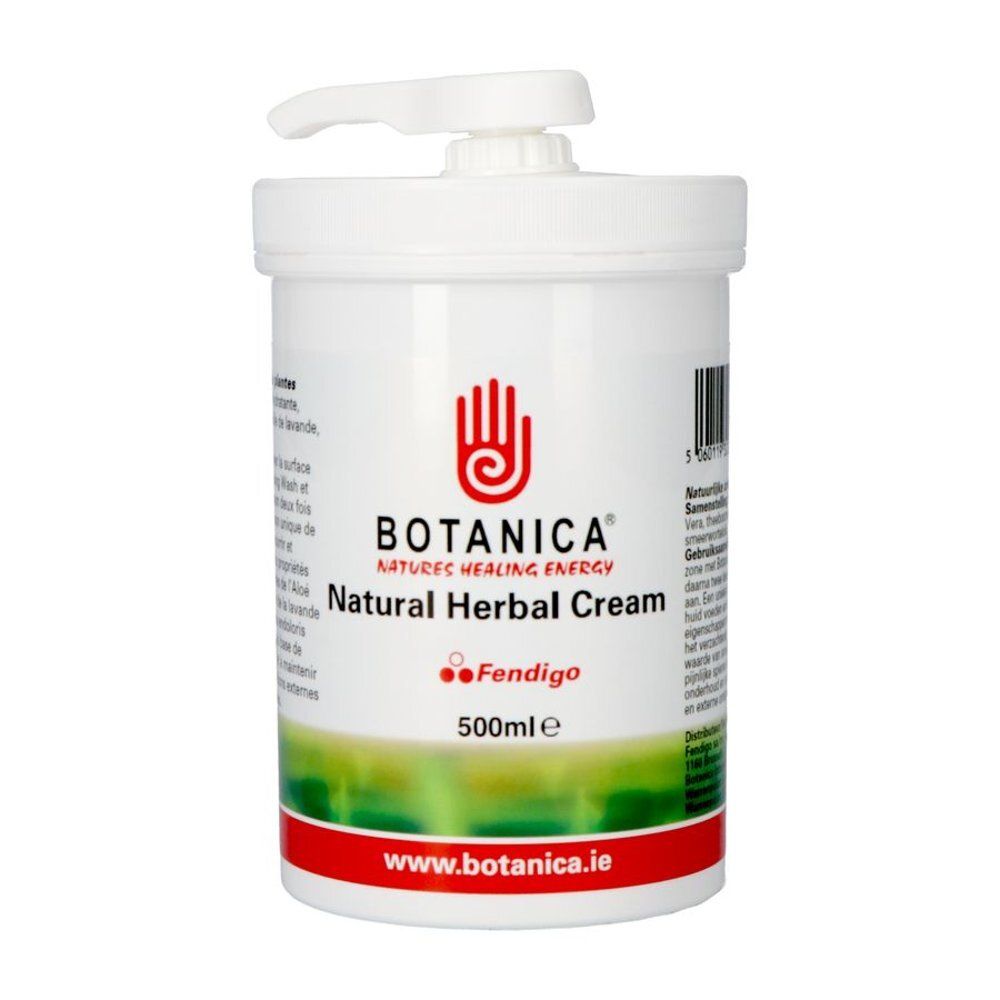 Pot blanc avec pompe. Inscription: Botanica Natural Herbal Cream, 500ml. Logo main. Bande rouge et verte.