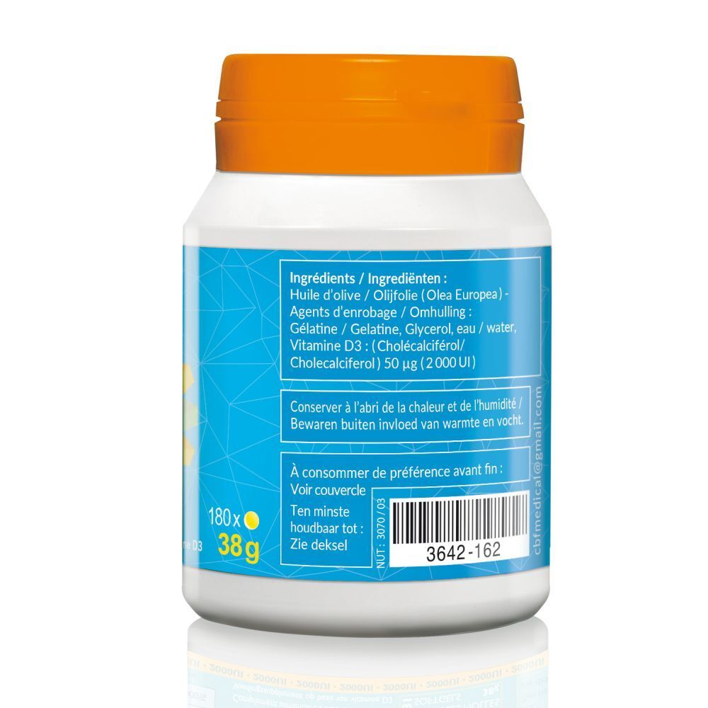 Achterkant van de witte fles. Meertalige tekst. Bevat informatie over dosering en ingrediënten.