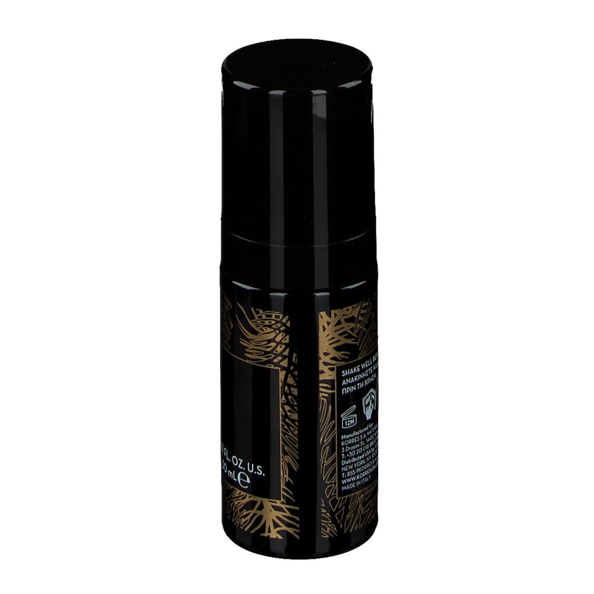 Fond de teint Korres Black Pine. Flacon noir avec bouchon noir. Étiquette dorée. Texte: Shake well before use.