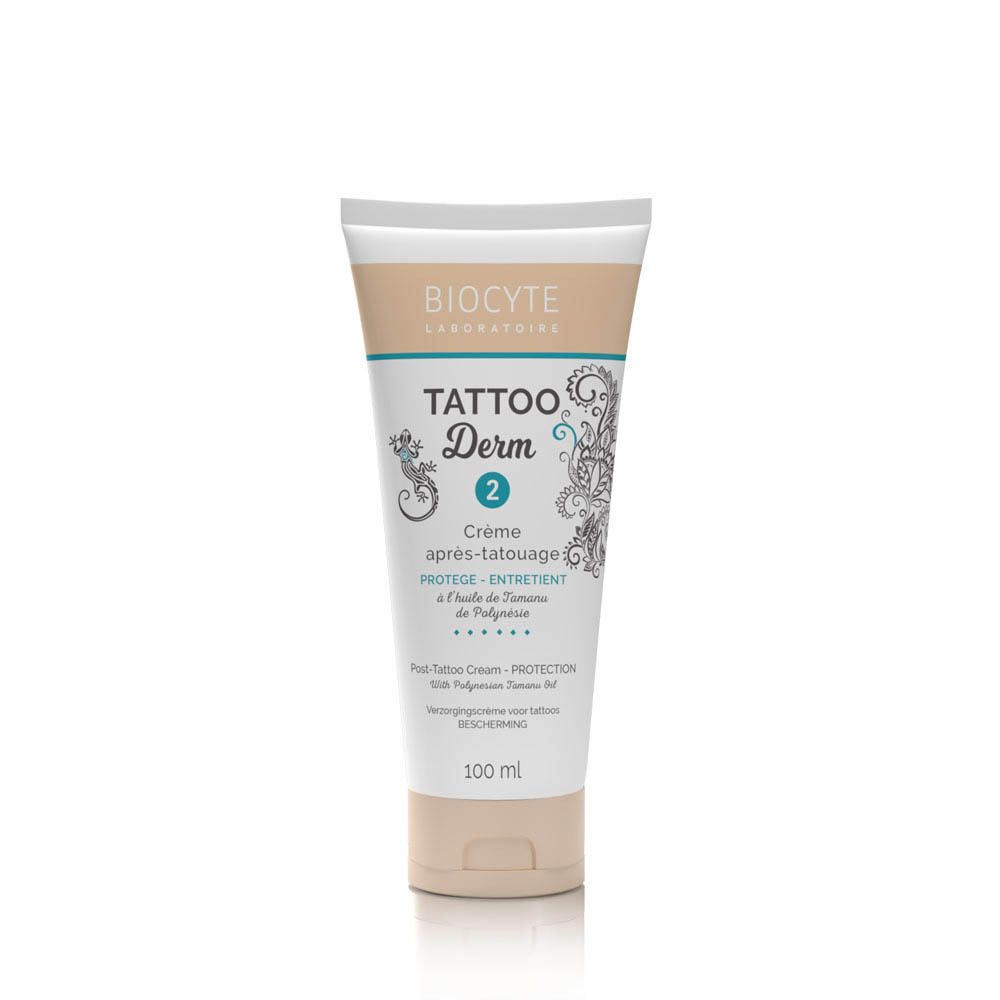 Tube met productnaam en logo. Tekst: Tattoo Derm 2 Crème après-tatouage. 100 ml.