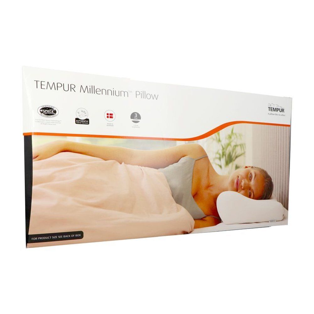 Verpakking van het Tempur Millennium Pillow. Vrouw ligt op het kussen. Productnaam en logo zichtbaar.