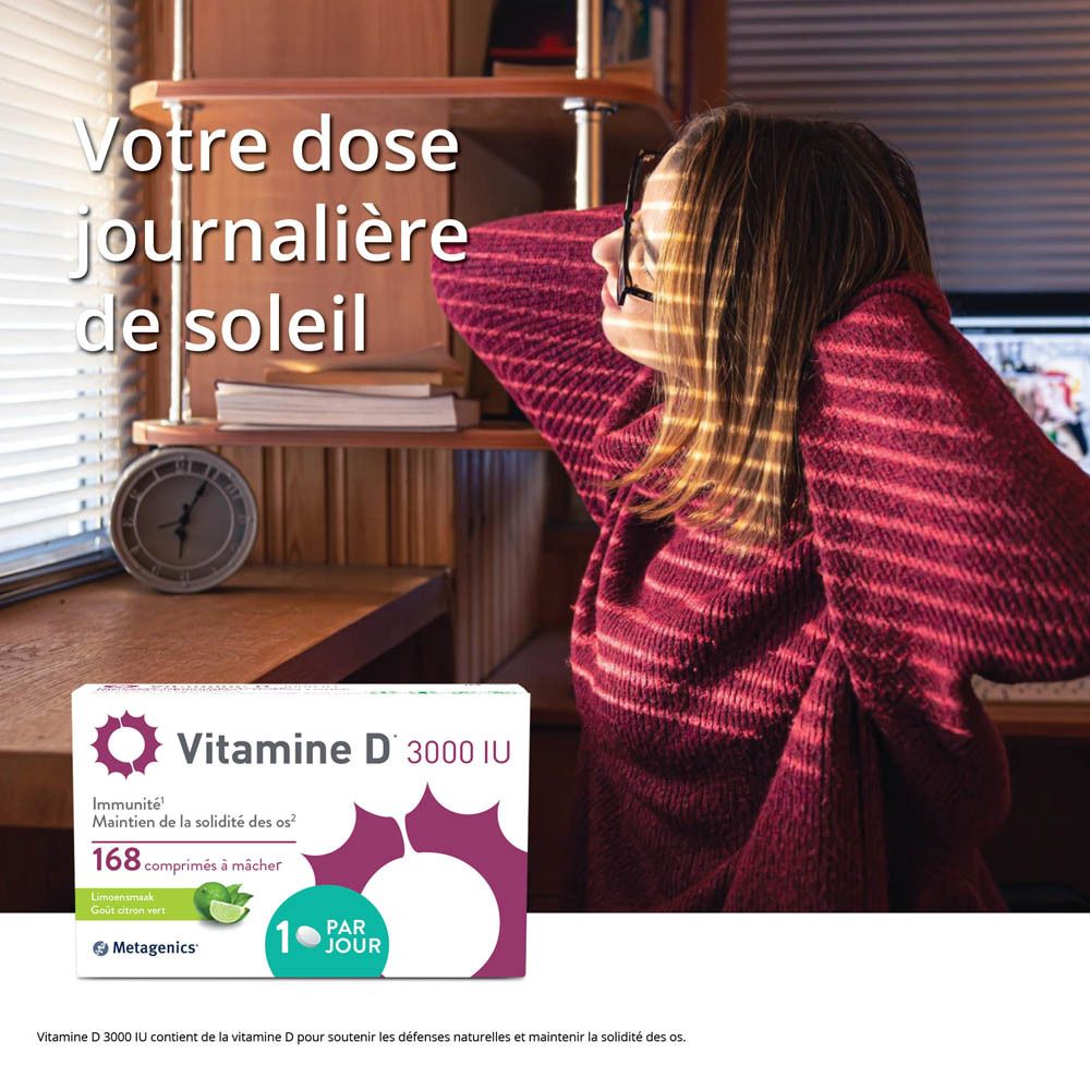 Femme assise près d'une fenêtre, tenant une boîte de Vitamine D 3000 IU. 168 comprimés.
