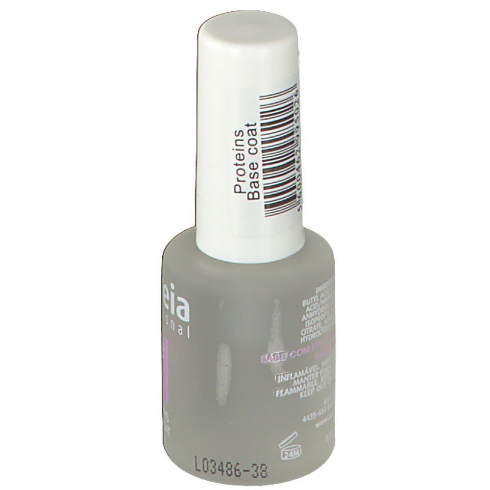 Nagellakfles met witte dop. Opschrift: Proteine Base coat. Barcode. Achterkant met ingrediënten.