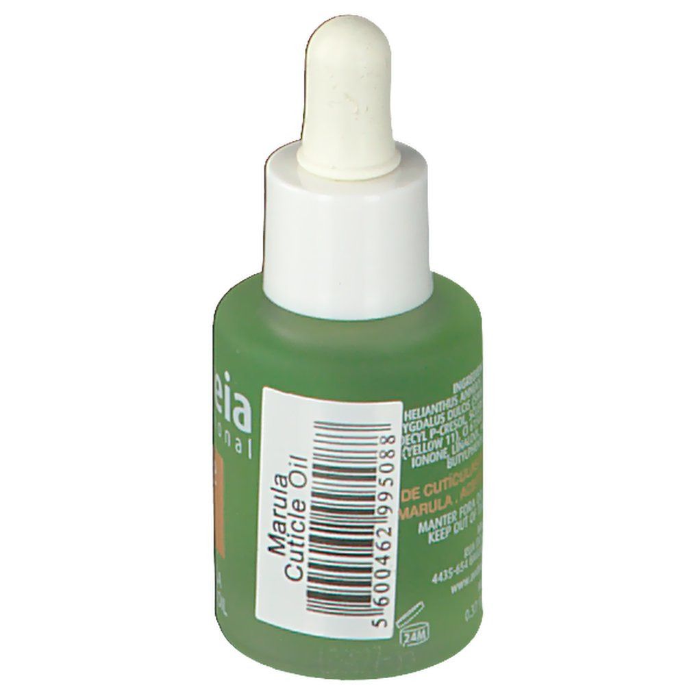 Groene fles met witte druppelaar. Opschrift: Marula Cuticle Oil. Achterkant met ingrediënten en barcode.