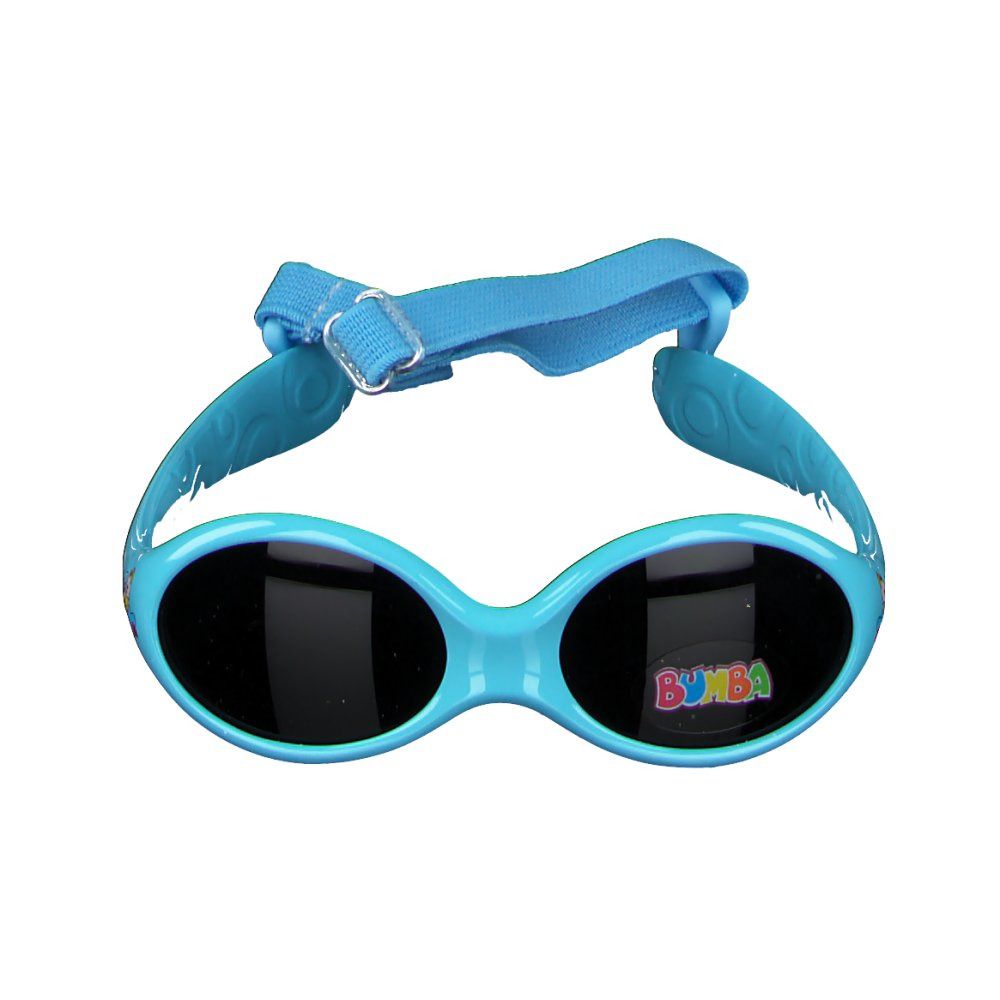 Lichtblauwe zonnebril met zwarte glazen. "BUMBA" op rechter lens. Met blauwe band.