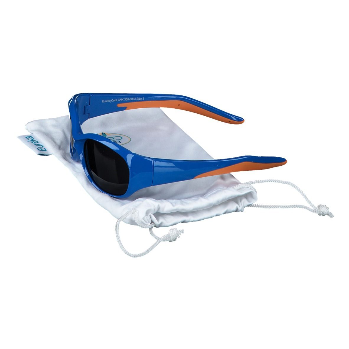 Blauwe zonnebril met oranje pootjes. Zwarte glazen. Op een wit zakje met trekkoord. Merk: eureka.