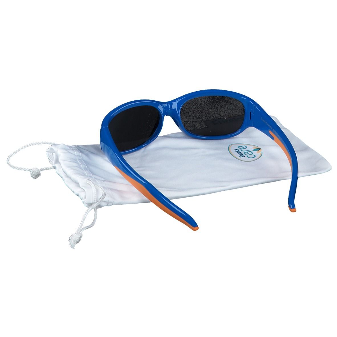 Blauwe zonnebril met oranje pootjes. Zwarte glazen. Op een wit zakje met trekkoord. Merk: eureka.