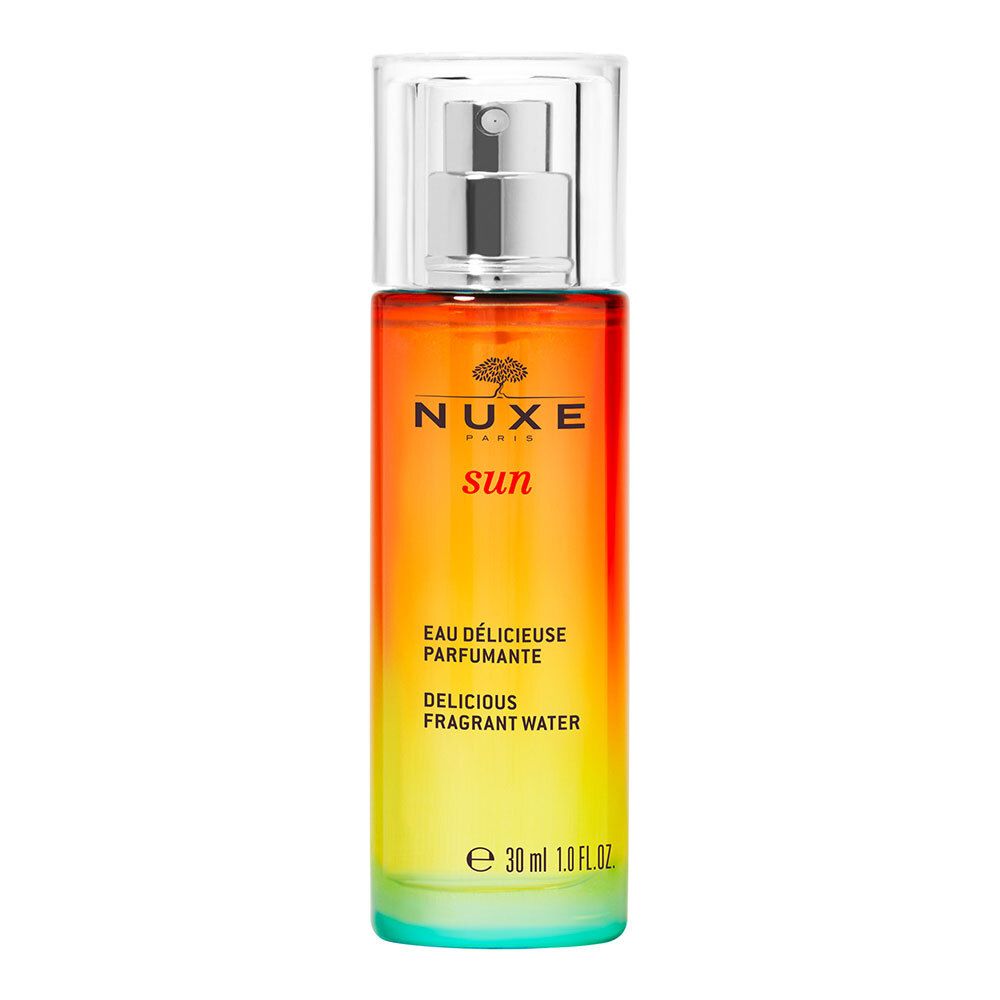 Sprayfles. Kleurovergang van groen naar oranje. Opschrift: Nuxe Sun, Eau Délicieuse Parfumante, Delicious Fragrant Water.