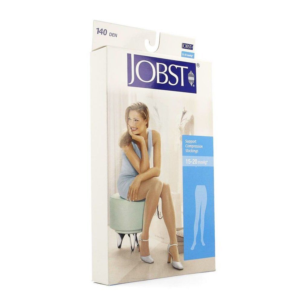 Emballage de bas JOBST. Inscriptions : 140 DEN, logo JOBST, 15-20 mmHg. Femme assise sur un tabouret, portant des bas.