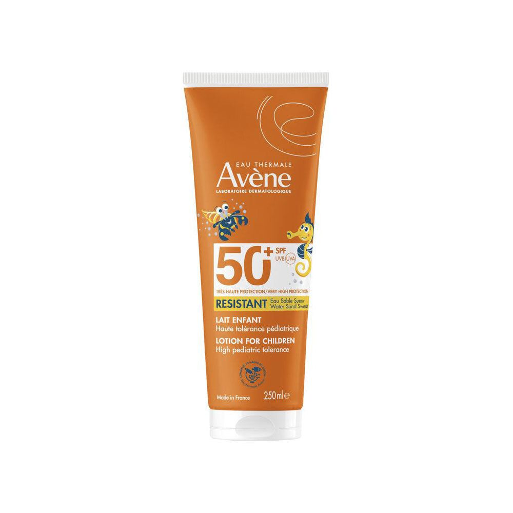Oranje tube met witte dop. Opschrift: Avène, SPF 50+, Lait enfant. Illustratie: Kinderen onder parasol.