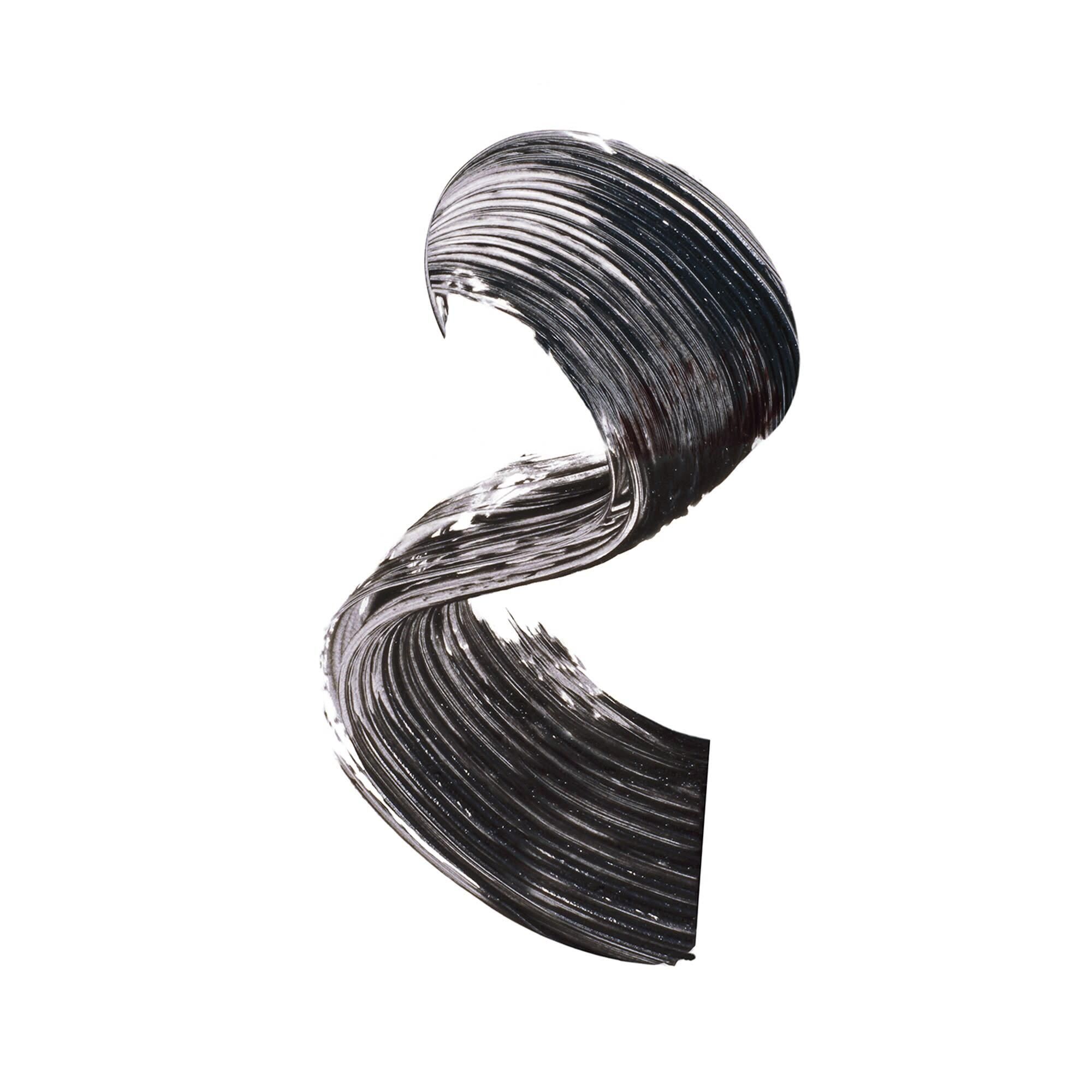 Zwarte mascara-veeg. Productnaam en merk niet zichtbaar.