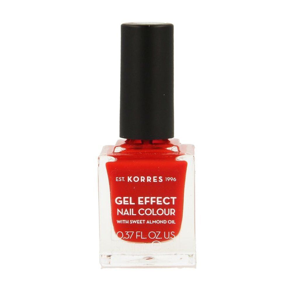 Rode nagellak in vierkante glazen fles met zwarte dop. Opschrift: GEL EFFECT NAIL COLOUR. Merk: KORRES.