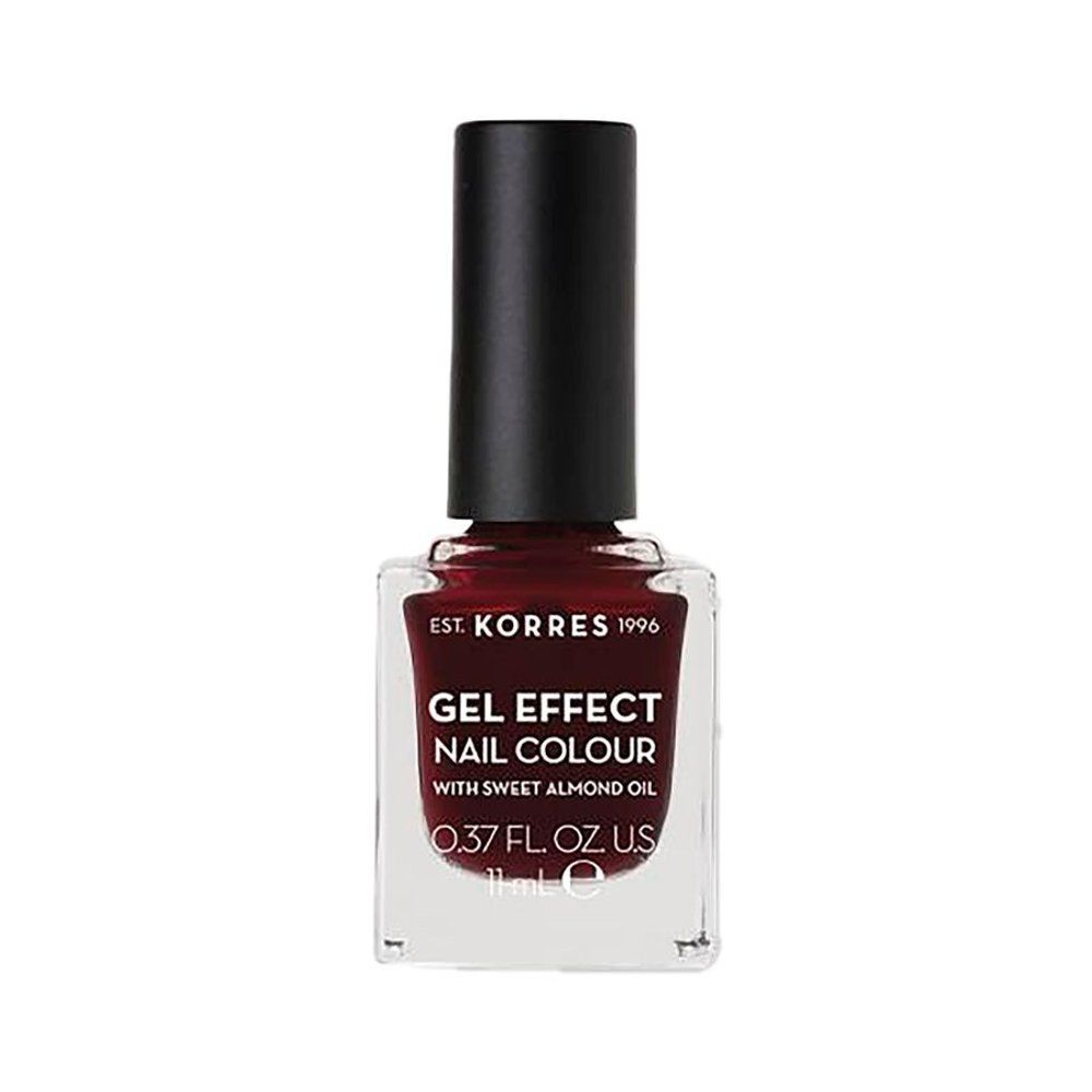 Korres nagellak, bordeauxrood. Vierkante glazen fles met zwarte dop. Opschrift: Gel Effect Nail Colour.