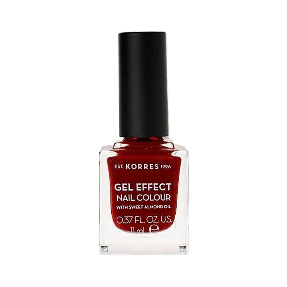 Vierkante rode nagellakfles. Zwarte dop. Tekst: Korres, Gel Effect Nail Colour, 11 ml.