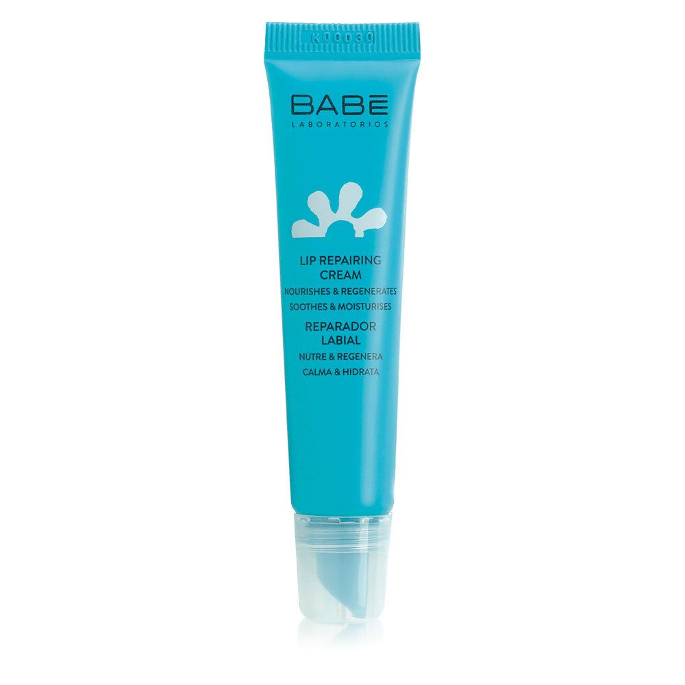 Turquoise tube. BABÉ-logo en tekst "LIP REPAIRING CREAM". Transparante applicator.