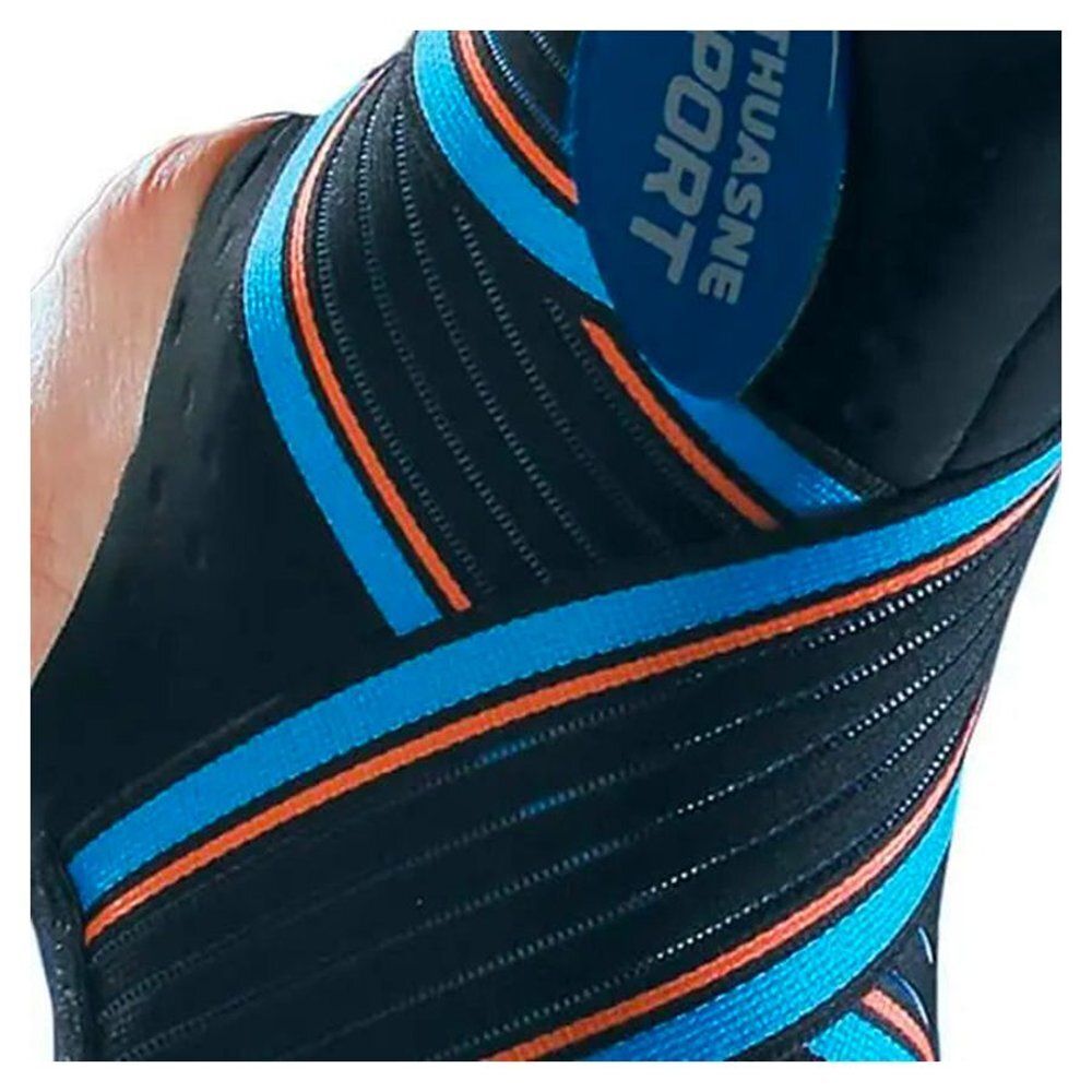 Close-up van de enkelbrace. Zwart materiaal met blauwe en oranje strepen. Logo "THUASNE SPORT".
